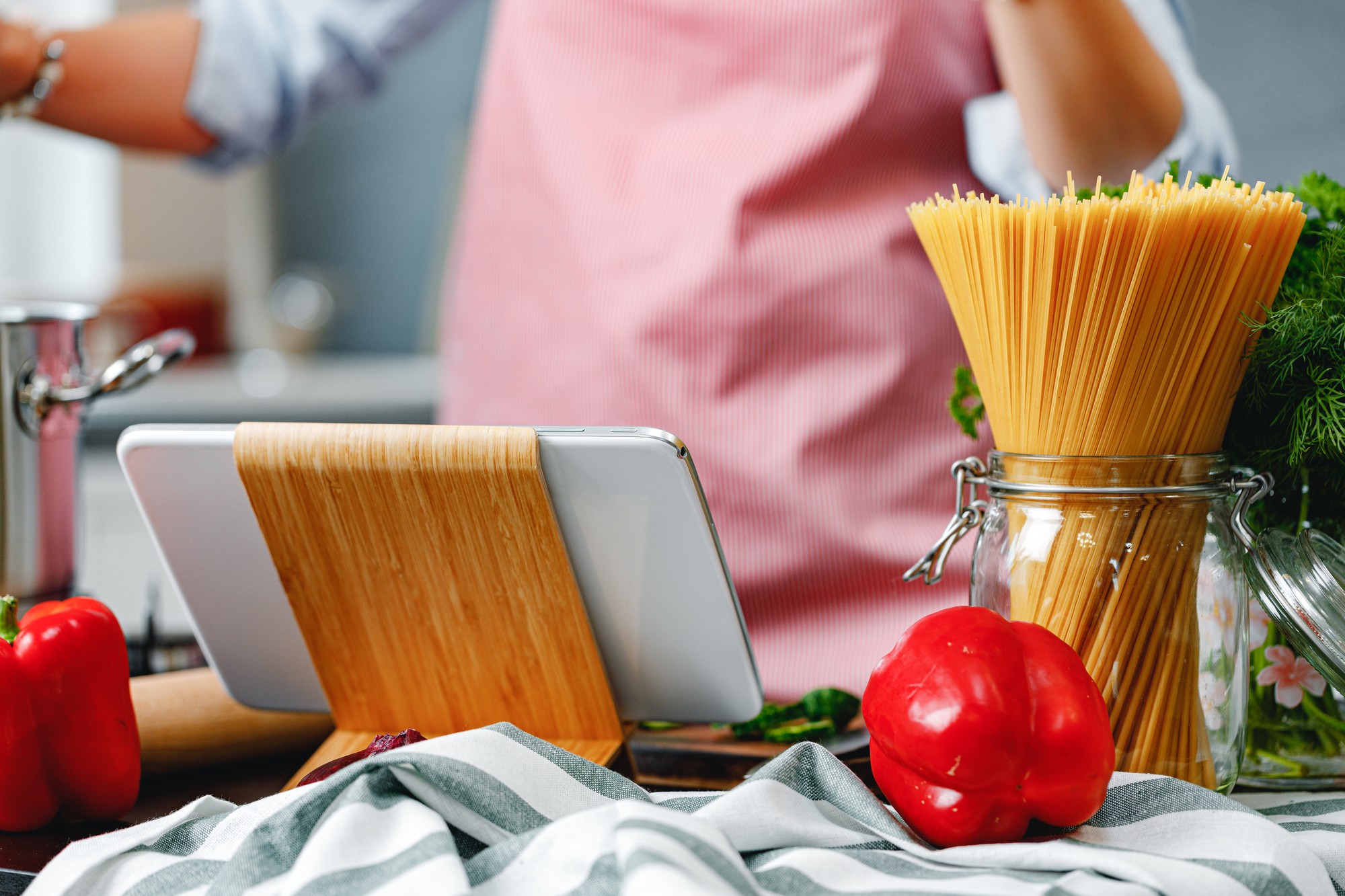 Piccola cucina di laboratorio con strumenti